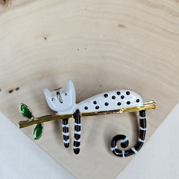 Cat On A Branch Enamel Brooch Pin NWOT Tim Burton Look Brooch Kitty Critter - Picture 3 of 8